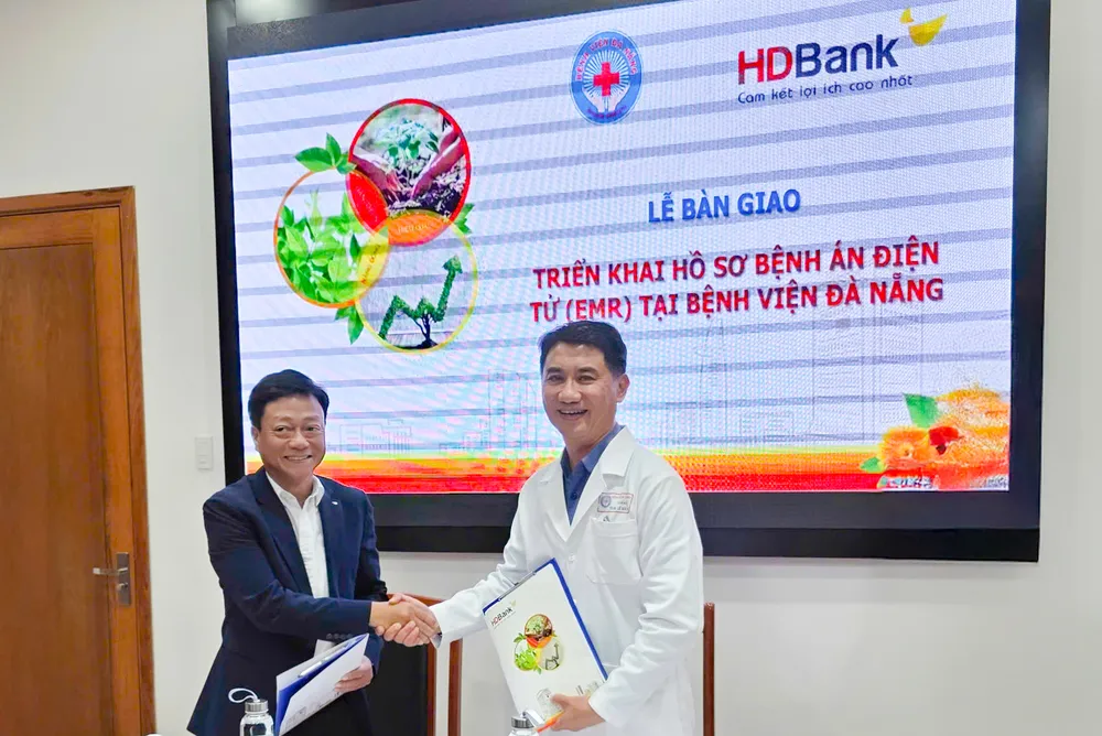 Anh Nguyễn Viết Anh, Giám đốc HDBank Đà Nẵng và Tiến sĩ - Bác sĩ Lê Đức Nhân, Giám đốc Bệnh viện Đà Nẵng tại Lễ bàn giao triển khai hồ sơ bệnh án điện tử (EMR) tại Bệnh viện Đà Nẵng, ngày 25-9-2025 HDBank3.jpg
