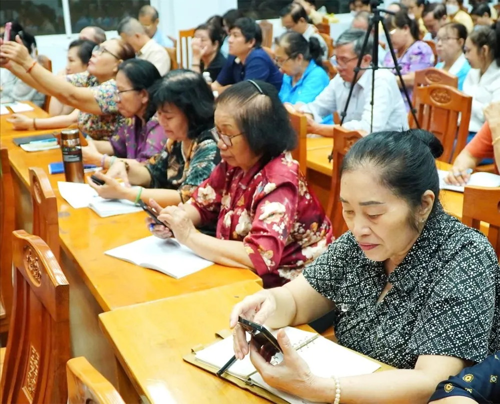 Cán bộ các khu phố và người dân phường Tân Hưng (TPHCM) hào hứng tham gia lớp học “Hành trình đến công nghệ số” trong khuôn khổ phong trào “Bình dân học vụ số”. Ảnh: THU HƯỜNG A3a.jpg