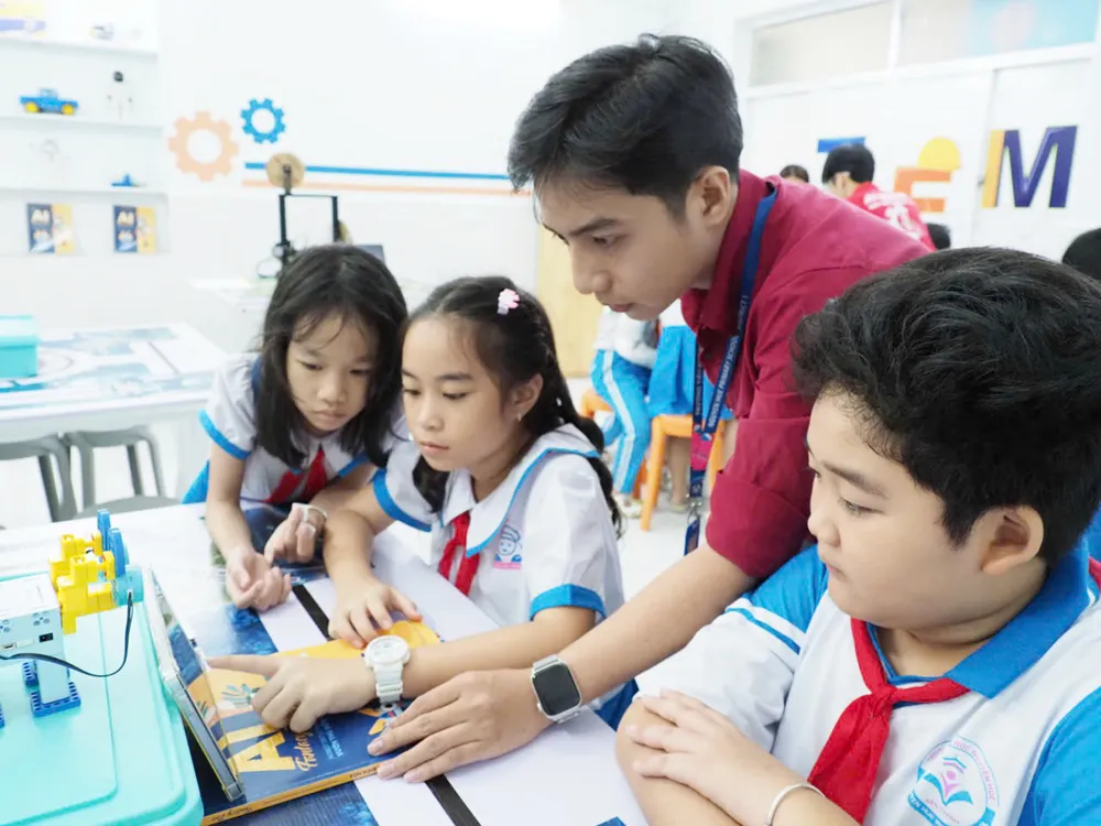 Học sinh lớp 4/4, Trường Tiểu học Nguyễn Huệ (phường Bến Thành) trong giờ học tại phòng STEM AI song ngữ. Ảnh: THU TÂM A4b.jpg