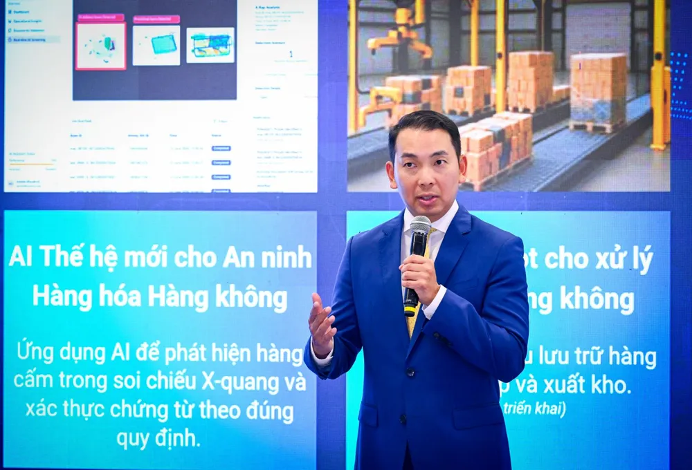 Tiến sĩ Yap Kwong Weng, CEO Việt Nam SuperPort™ trình bày những giải pháp đổi mới sáng tạo tại “siêu cảng” ICD Vĩnh Phúc – Việt Nam SuperPort™ Ảnh 3.JPG