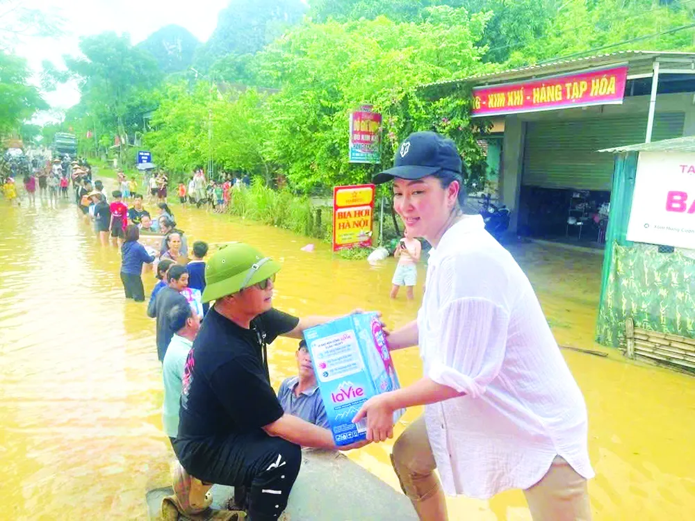 Philanthropen liefern Hilfsgüter an Flutopfer in Tan Ky, Provinz Nghe An. Foto: DUY CUONG - VAN THANG - TIEU TAN C1e.jpg