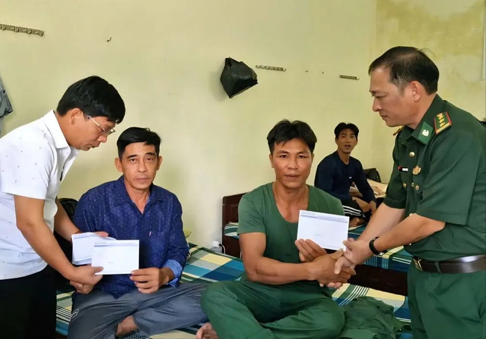 Phóng viên Báo SGGP và lãnh đạo Ban Chỉ huy Bộ đội Biên phòng tỉnh Quảng Trị trao tiền hỗ trợ ngư dân vụ chìm 2 tàu cá ở vùng biển Cửa Việt C1f.jpg