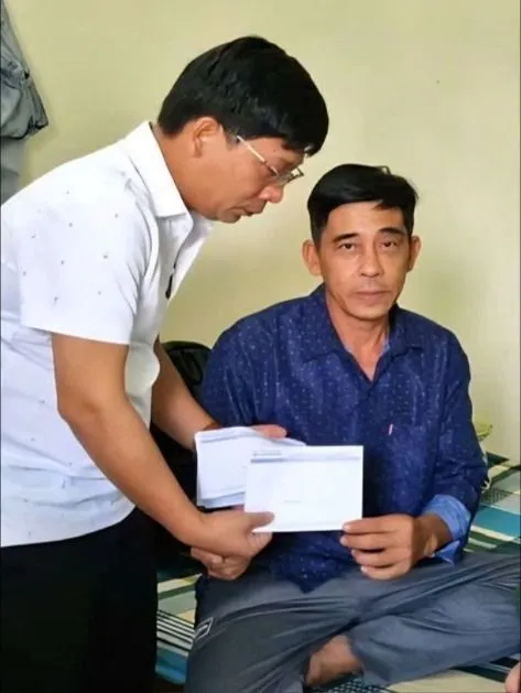 Ein Reporter der SGGP-Zeitung spendet seinen Lesern Geld, um Fischer zu unterstützen, die das Glück hatten, den Untergang zweier Fischerboote im Seegebiet Cua Viet in der Provinz Quang Tri zu überleben. C1f.jpg