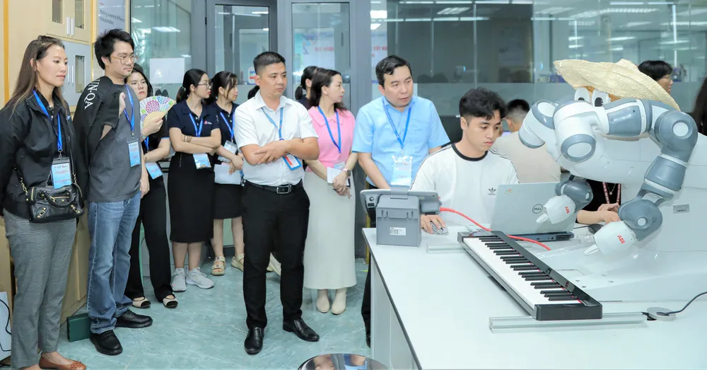 Đoàn chuyên gia của Tổ chức kiểm định chất lượng của Mạng lưới các trường đại học Đông Nam Á (AUN-QA) kiểm tra phòng thí nghiệm thông minh tại Trường ĐH Công nghiệp TPHCM C3a.jpg