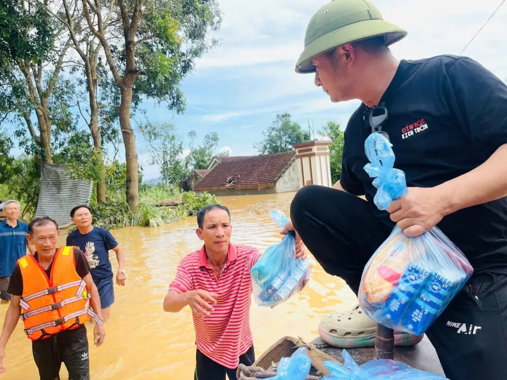 Philanthropen helfen Menschen in den überfluteten Gebieten von Tan Ky (Provinz Nghe An). Foto: Duy Cuong C4a.jpg