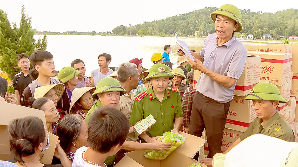 Die Provinzpolizei von Thanh Hoa bringt das Nötigste, um den Menschen im Dorf Tien Nong (Gemeinde Dinh Hoa) zu helfen. Foto: DUY CUONG C4b.jpg