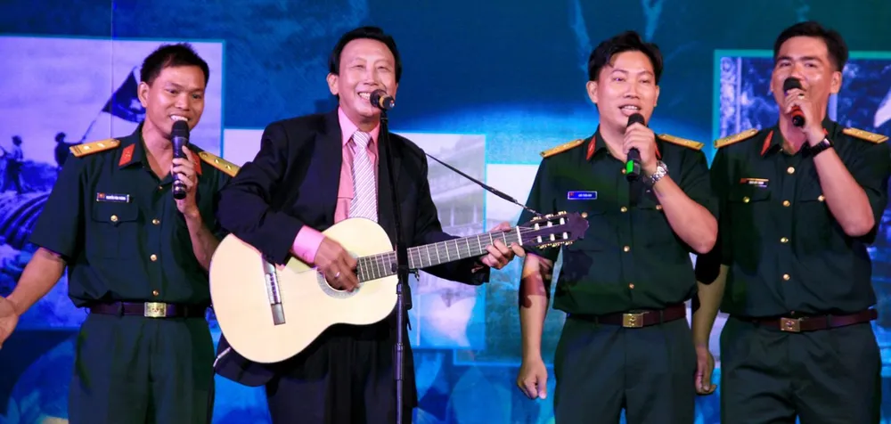 NSND, nhạc sĩ - ca sĩ Thế Hiển cùng các chiến sĩ hát về biên cương, hải đảo. Ảnh: THÚY BÌNH C6d.jpg