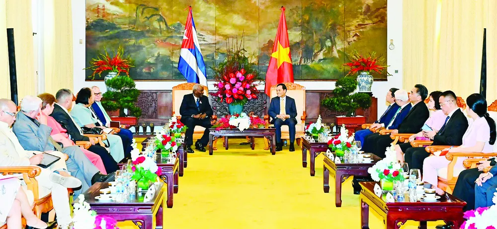 Bí thư Thành ủy TPHCM Trần Lưu Quang tiếp Chủ tịch Quốc hội Cuba Esteban Lazo Hernández. Ảnh: VIỆT DŨNG C8c.jpg