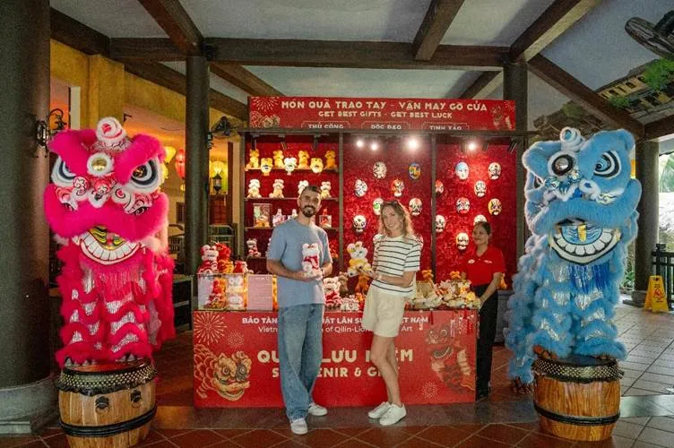 Du khách được trải nghiệm vẽ mặt nạ và mua sắm đồ lưu niệm 1759557706792-344.jpeg