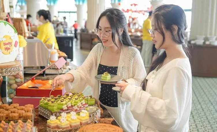 Mâm cỗ Trung thu được trang trí rực rỡ tại Nhà hàng Bốn Mùa 1759557706880-4078.jpeg