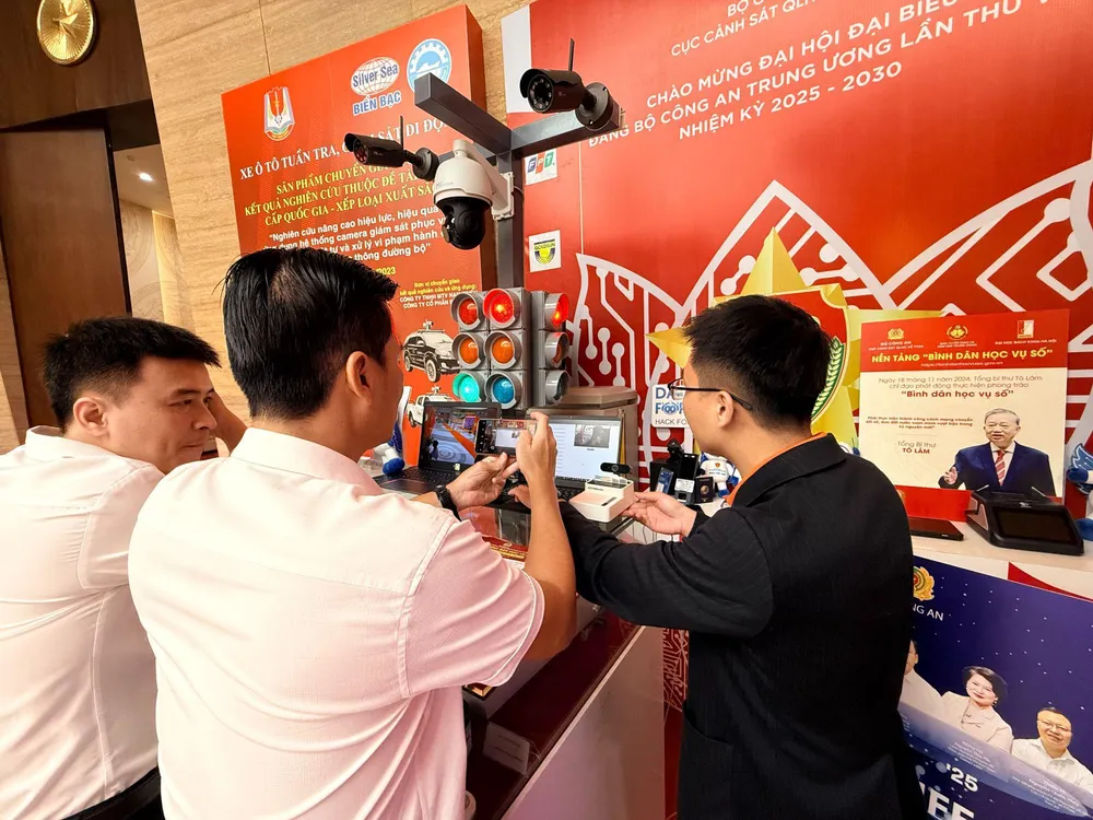 Đại biểu trải nghiệm giải pháp FPT.IDCheck Picture4.png