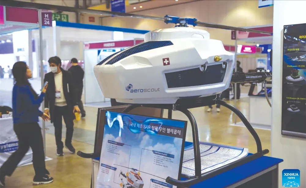 Máy bay không người lái phục vụ hoạt động y tế ở Hàn Quốc. Ảnh: XINHUA G8a.jpg