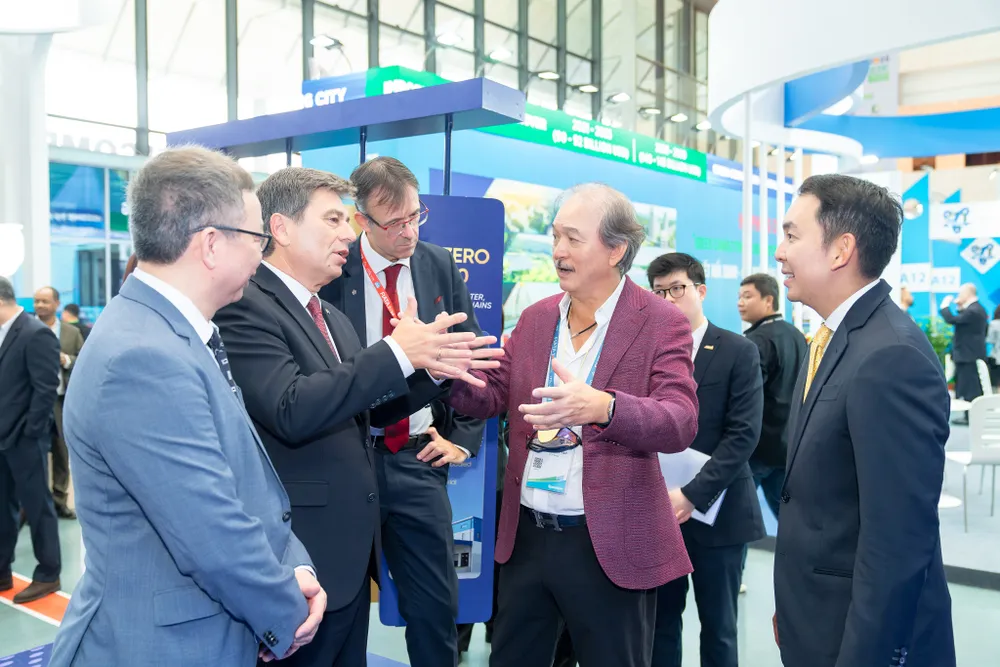Chủ tịch FIATA Turgut Erkeskin cùng đại diện các hiệp hội, doanh nghiệp... hàng đầu thế giới tham quan gian trưng bày của Việt Nam SuperPort™ tại sự kiện Ảnh 1.jpg