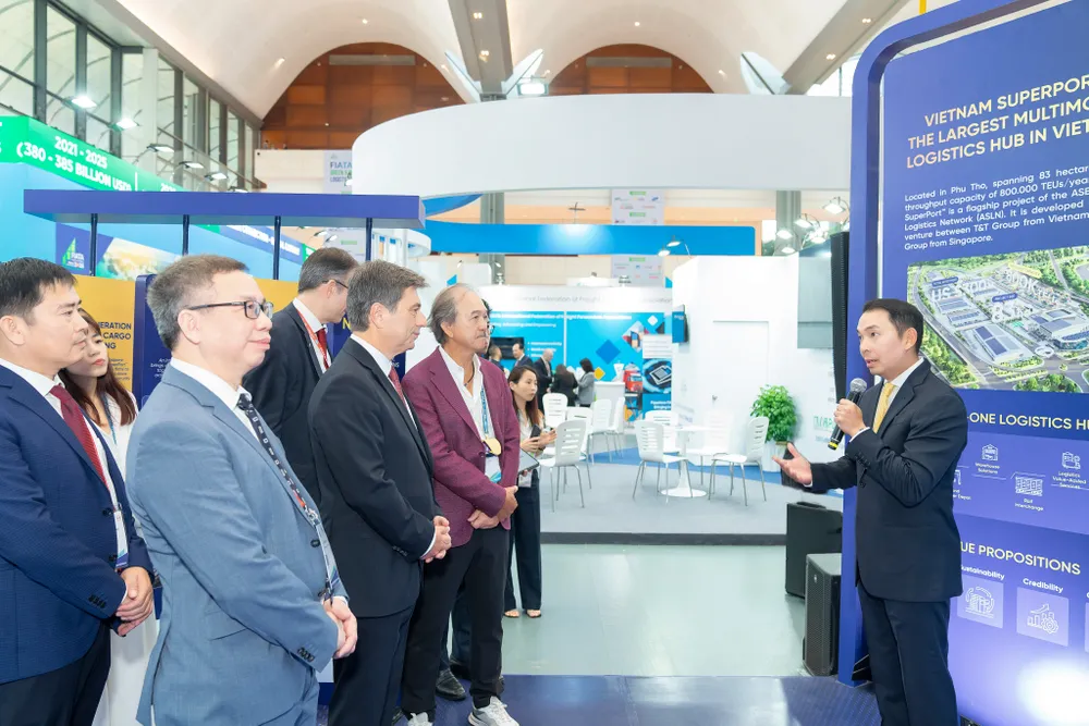Tiến sĩ Yap Kwong Weng, CEO Việt Nam SuperPort™ giới thiệu về Kho hàng không kéo dài tại sự kiện Ảnh 2.jpg