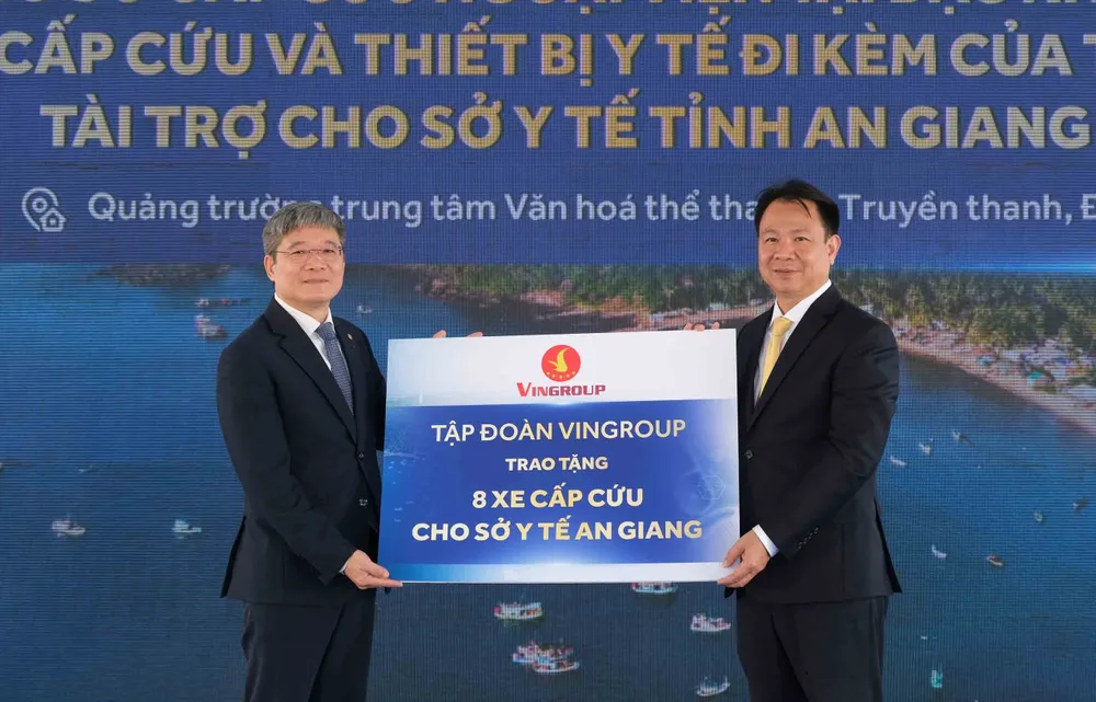 Đại diện Tập đoàn Vingroup trao bảng tượng trưng tặng xe cấp cứu và trang thiết bị y tế đi kèm cho đại diện lãnh đạo Sở Y tế tỉnh Anh 5.jpg