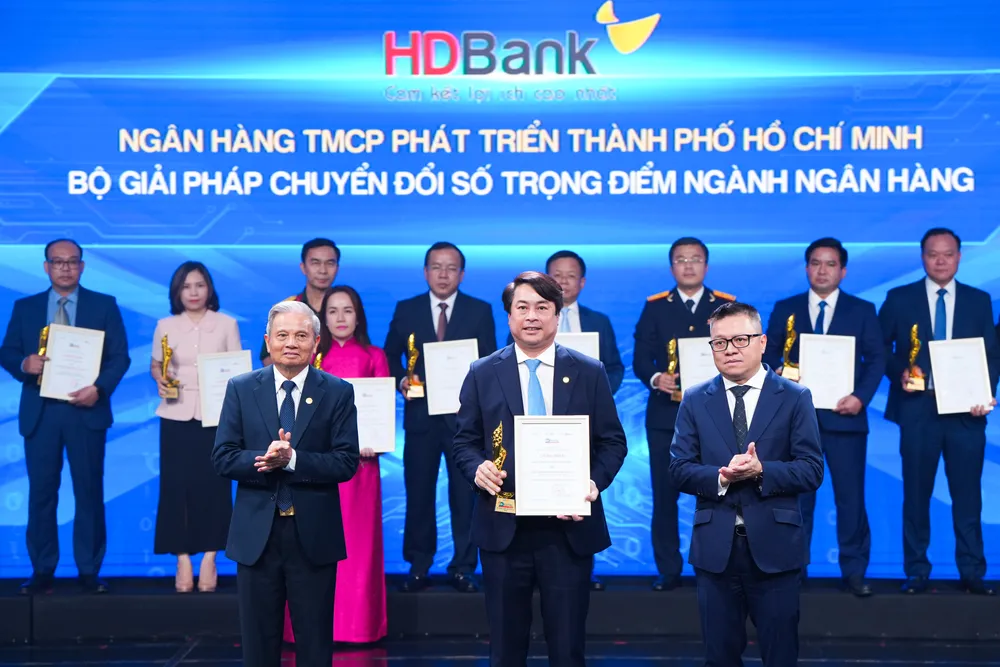 Ông Nguyễn Văn Hảo, Phó Tổng Giám đốc HDBank, đại diện HDBank nhận giải Chuyển đổi số Việt Nam 2025 CDC06235-2.jpg
