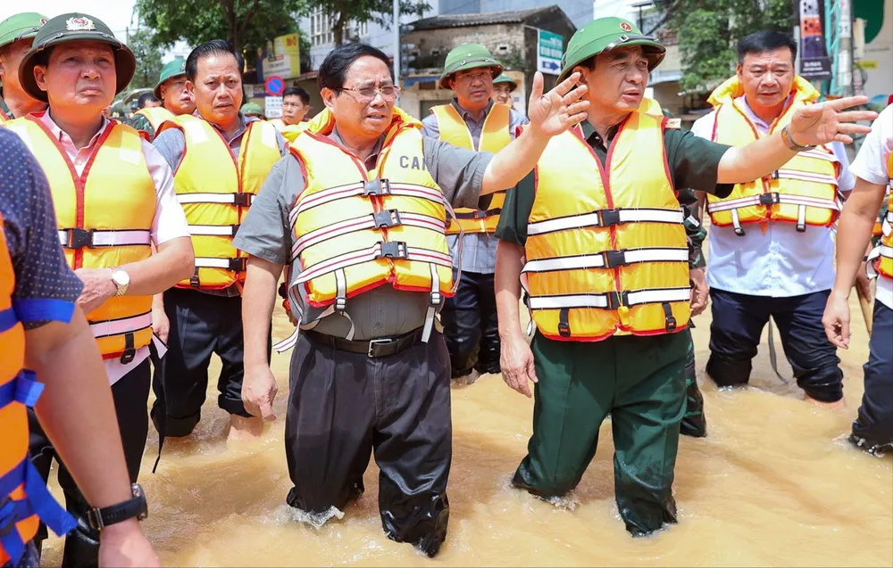Thủ tướng Phạm Minh Chính chỉ đạo công tác cứu hộ, khắc phục hậu quả lũ lụt tại phường Phan Đình Phùng, tỉnh Thái Nguyên, trưa 8-10. Ảnh: VIẾT CHUNG I11d.jpg