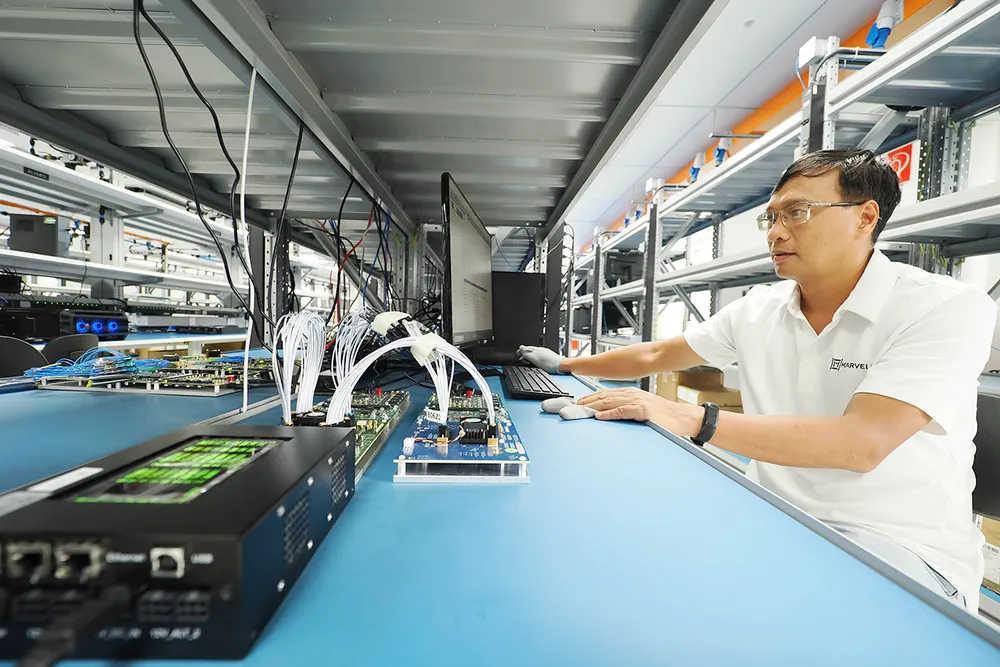 Kỹ sư của Marvell Technology Việt Nam kiểm tra, thử nghiệm mẫu bo mạch bán dẫn mới trong phòng LAB tại TPHCM. Ảnh: Hoàng Hùng