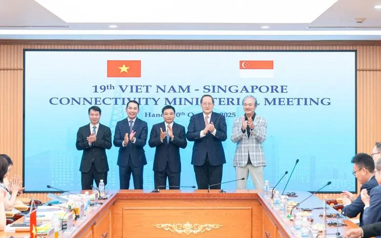 Các đại biểu chụp ảnh lưu niệm tại sự kiện 1760092981565-3912.jpeg