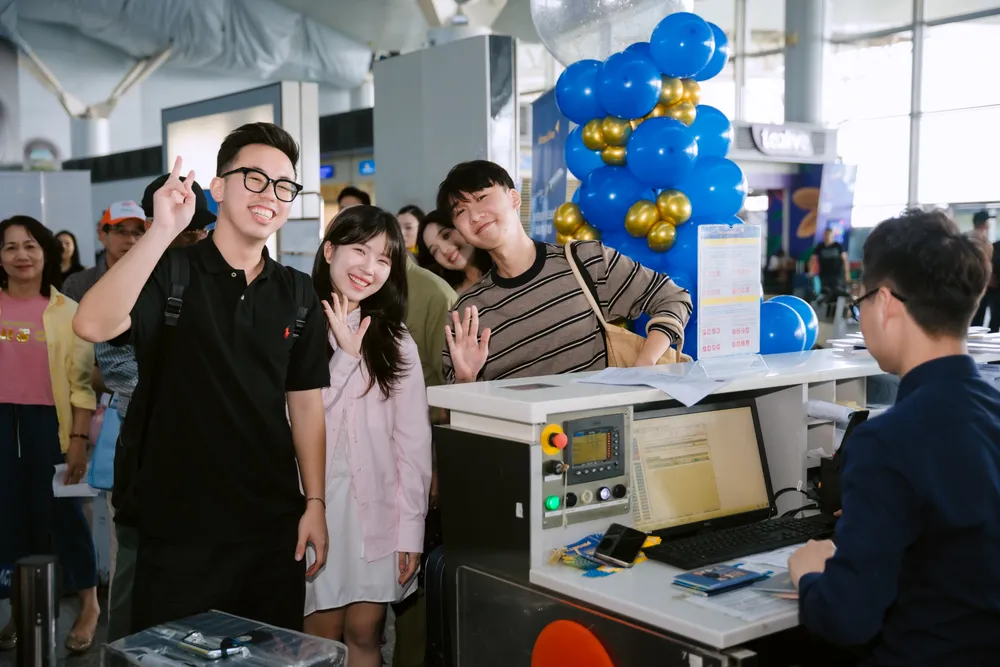 Hành khách phấn khởi trước chuyến bay đến Hoàng Sơn Vietravel Airlines-366.jpg