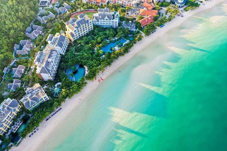 JW Marriott Phu Quoc Emerald Bay Resort nhận 2 giải thưởng lớn: Khu nghỉ dưỡng & spa sang trọng hàng đầu châu Á 2025, Khu nghỉ dưỡng tiệc cưới sang trọng hàng đầu châu Á 2025 1760450080944-555.jpeg