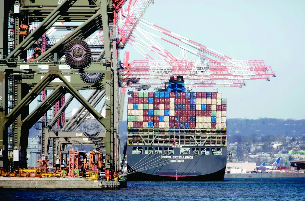 Tàu container Cosco Excellence của Trung Quốc cập cảng Newark ở Newark, NJ, Mỹ. Ảnh: Bloomberg News O12a.jpg