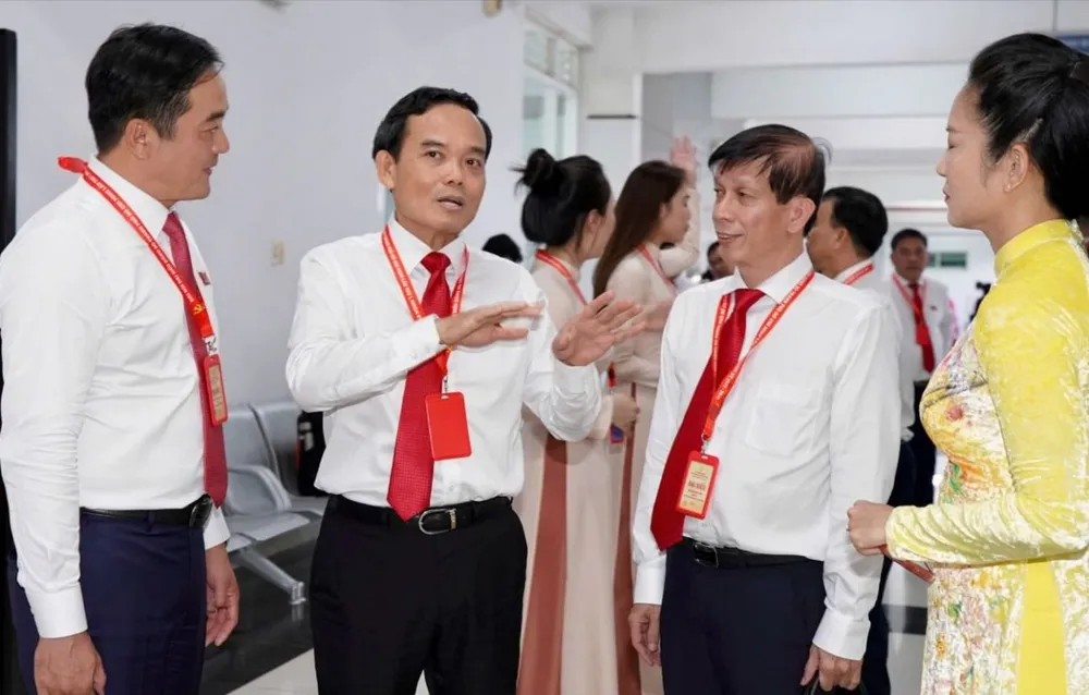 Bí thư Thành ủy TPHCM Trần Lưu Quang trao đổi với các đại biểu trước phiên thảo luận tổ O1d.jpg