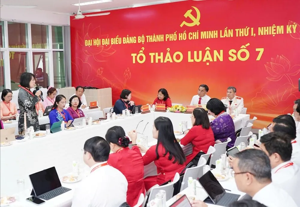 Các đại biểu thảo luận tại tổ, chiều 14-10. Ảnh: HOÀNG HÙNG O4a.jpg