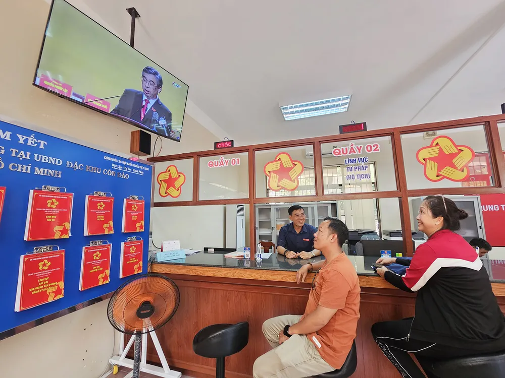 Người dân theo dõi đại hội tại màn hình đặt ở Trung tâm phục vụ hành chính công Đặc khu Côn Đảo. Ảnh: THU HOÀI O5c.jpg