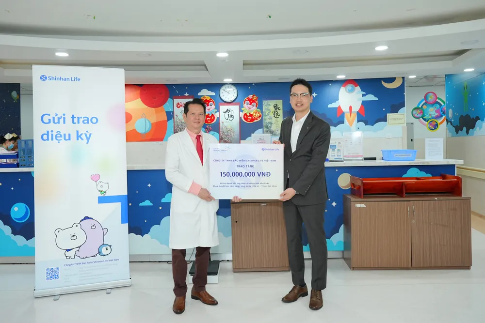 Ông Bae Seung Jun - Tổng Giám đốc Shinhan Life Việt Nam (phải) trao tài trợ viện phí cho 15 em nhỏ có hoàn cảnh khó khăn tới đại diện Bệnh viện Nhi đồng TPHCM Ông Bae Seung Jun - Tổng Giám đốc Shinhan Life Việt Nam (phải) trao tài trợ viện phí cho 15 em nhỏ có hoàn cảnh khó khăn tới đại diện Bệnh viện Nhi đồng Thành phố.JPG