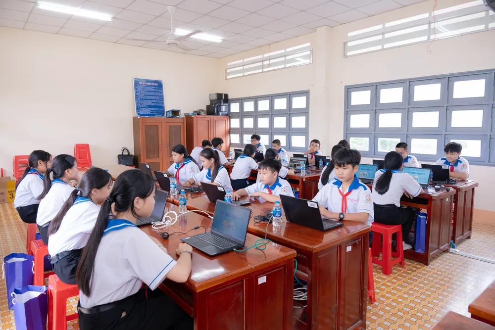 Shinhan Life trao tặng 20 máy tính học tập cho các em học sinh tại Trường THCS Tịnh Hà, Đồng Tháp Shinhan Life trao tặng 20 máy tính học tập cho các em học sinh tại Trường THCS Tịnh Hà, Đồng Tháp.jpg