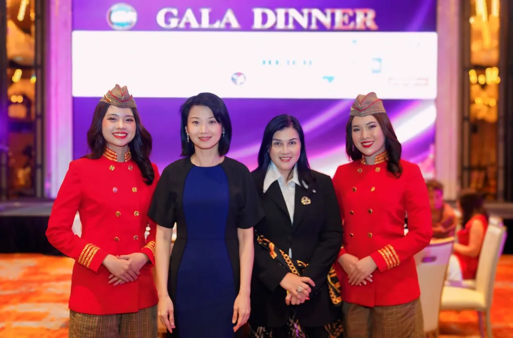 Bà Hồ Ngọc Yến Phương, Thành viên HĐQT, Phó Tổng Giám đốc Tài chính Vietjet (thứ 2 từ phải sang) và Bộ trưởng cấp cao Singapore Sun Xueling (thứ hai từ trái sang) tham dự Hội nghị Phụ nữ Hàng không Thế giới 2025 tại Singapore Photo 1.jpg