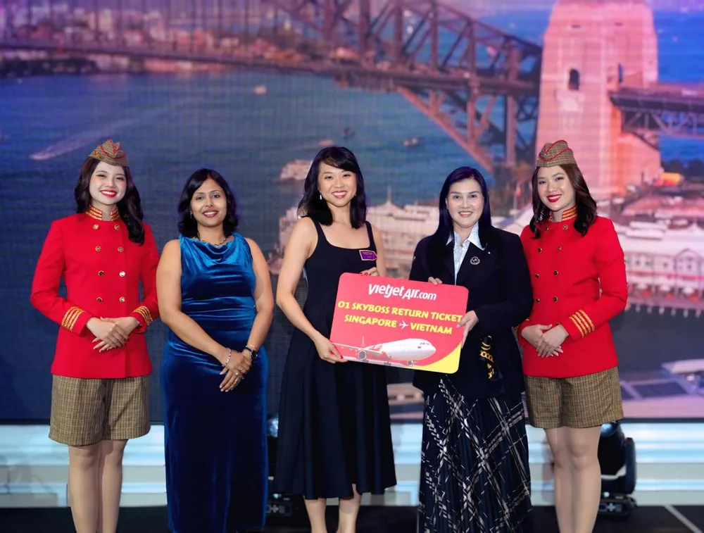 Vietjet trao tặng nhiều phần quà khích lệ những sáng kiến trao quyền cho phụ nữ tại hội nghị Photo 4.jpg