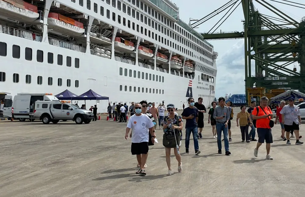Cruisepassasjerer ankommer Cai Mep - Thi Vai havn i juni 2025, og forbereder seg på å reise til sentrum av Ho Chi Minh-byen. Foto: LINH THUY Q5b.jpg