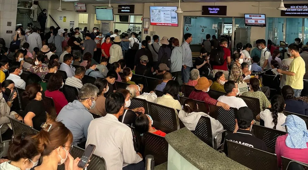 Người dân chờ khám chữa bệnh tại Bệnh viện Đại học Y Dược TPHCM. Ảnh: HOÀNG HÙNG U4b.jpg