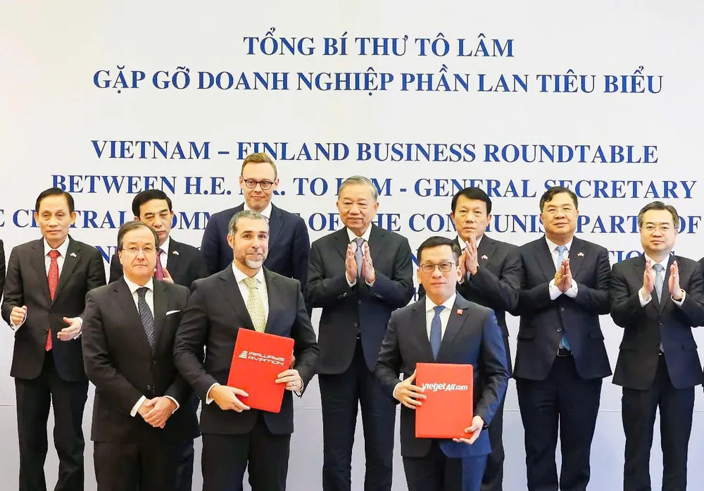 Tổng Giám đốc Vietjet Đinh Việt Phương (phải, hàng trước) và Tổng Giám đốc Airways Aviation, ông Alexandre Alves (trái, hàng trước) trao thỏa thuận hợp tác đào tạo nguồn nhân lực chất lượng cao cho ngành hàng không quốc tế Photo 2.jpg