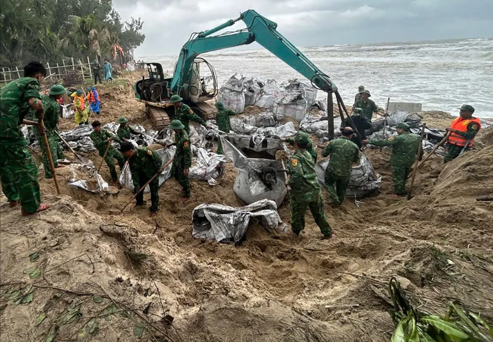 Lực lượng chức năng và người dân đắp kè tạm, gia cố bờ biển Hội An (TP Đà Nẵng) trước khi bão số 12 đổ bộ W11a.jpg