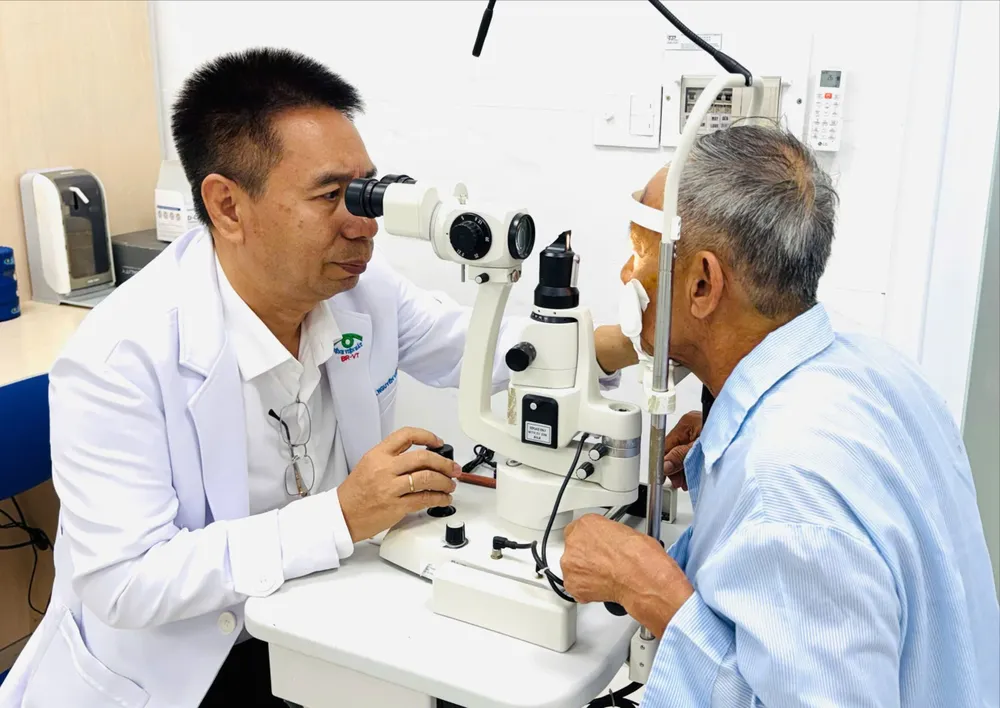 Bác sĩ chuyên khoa II Nguyễn Viết Giáp khám mắt cho bệnh nhân. Ảnh: TRÚC GIANG W1a.jpg