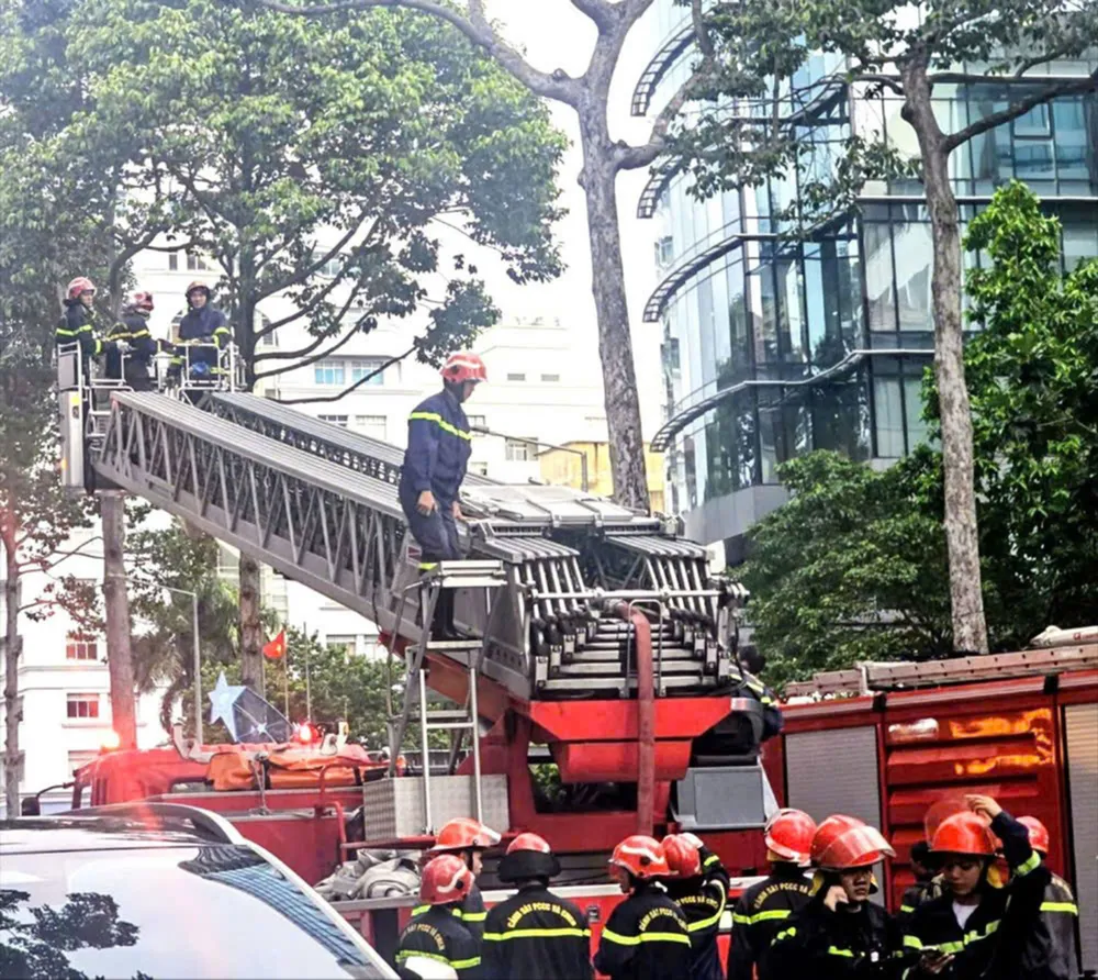 Cán bộ, chiến sĩ PCCC - CNCH trên xe thang tiếp cận hiện trường một vụ cháy tại phường Cầu Ông Lãnh (TPHCM) W1b.jpg