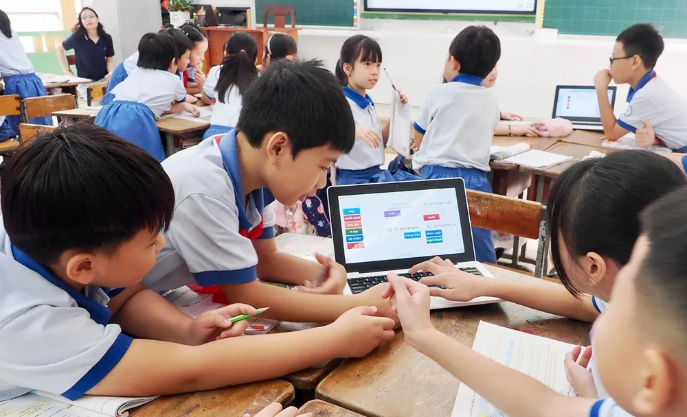 Tiết học môn Tiếng Việt có ứng dụng AI tại Trường Tiểu học Trần Hưng Đạo (phường Cầu Ông Lãnh, TPHCM). Ảnh: HOÀNG HÙNG W4a.jpg