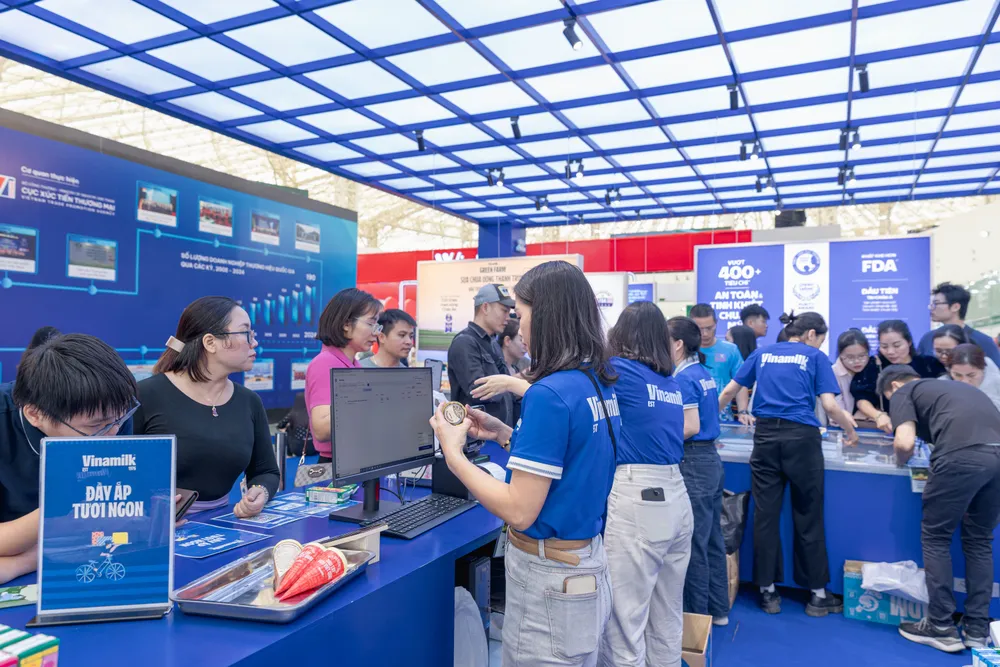 Gian hàng của Vinamilk thu hút đông đảo sự quan tâm của người dân Ảnh 04.jpg