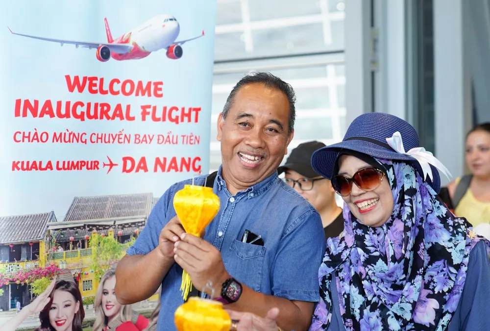 Hành khách vui mừng khi bay cùng Vietjet trên chuyến bay đầu tiên từ Đà Nẵng đến Kuala Lumpur A3.jpg