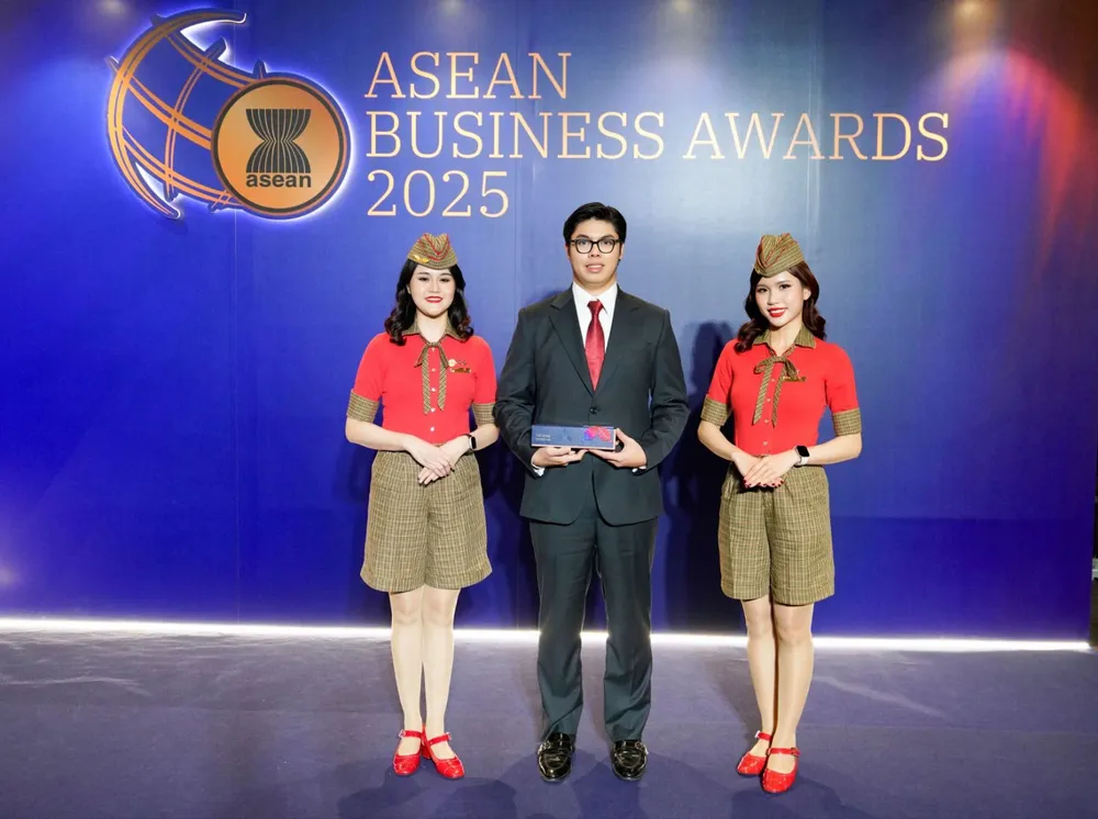 Đại diện Vietjet, Phó Giám đốc tài chính Nguyễn An Phú nhận giải "Doanh nghiệp xuất sắc nhất ngành du lịch Đông Nam Á" tại Giải thưởng Doanh nghiệp ASEAN 2025 Photo 1.jpg