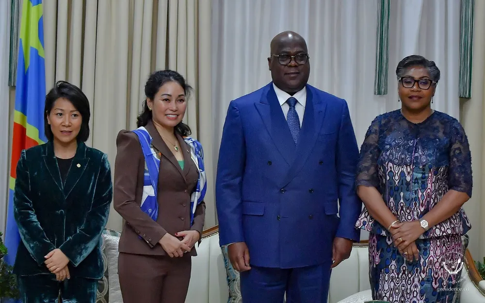 Tổng thống CHDC Congo - ông Félix Tshisekedi (thứ 2 từ phải sang), Thủ tướng CHDC Congo - Bà Judith Suminwa Tuluka (ngoài cùng bên phải) và Bà Lê Thị Thu Thuỷ - Phó Chủ tịch Vingroup (thứ 2 từ trái sang) trong buổi trao đổi hợp tác tại Congo. Nguồn ảnh: https://presidence.cd/ Anh 2.jpg