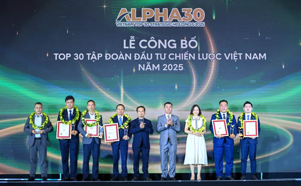 Ban tổ chức trao chứng nhận Top 30 tập đoàn đầu tư chiến lược tại sự kiện Ảnh 2.JPG