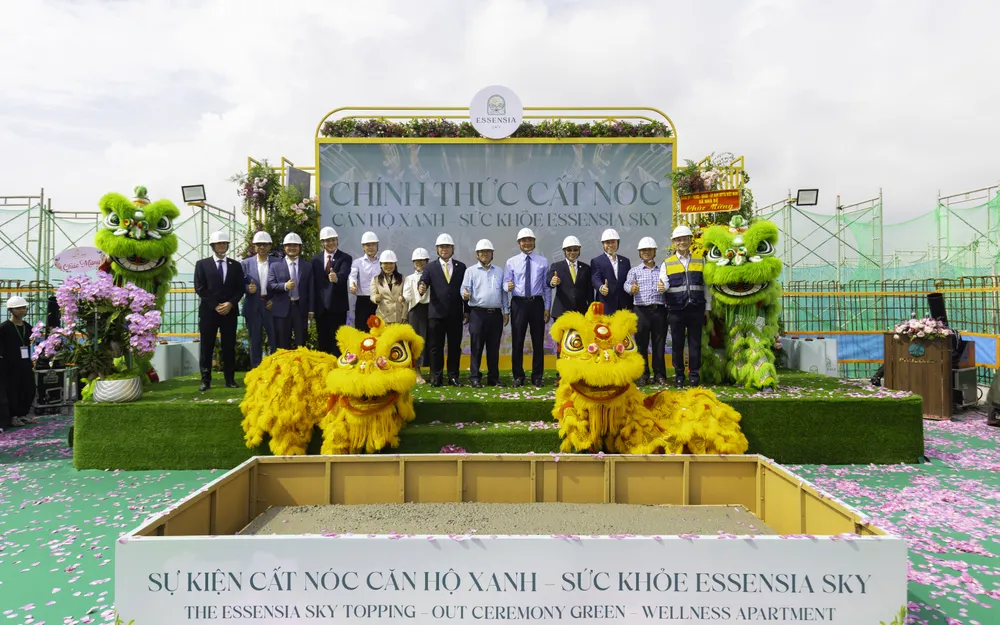 Lãnh đạo xã Nhà Bè, Chủ đầu tư Phú Long và các đối tác chiến lược tại lễ cất nóc dự án Essensia Sky. Ảnh: Phú Long Hình 3.jpg
