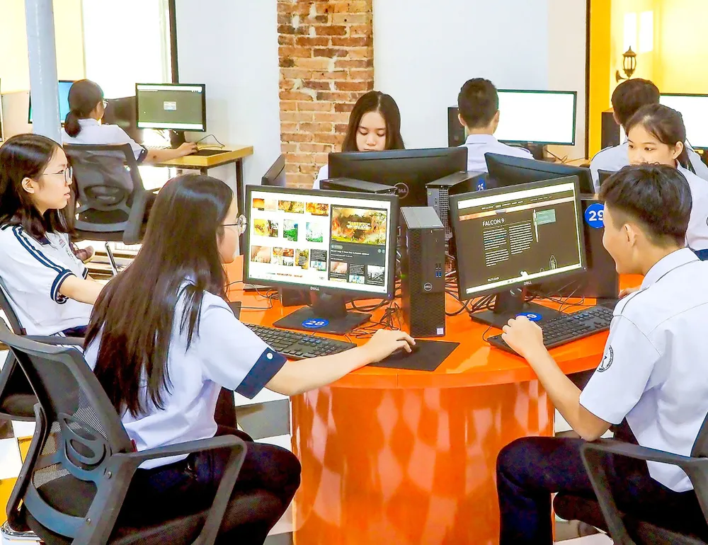 Học sinh Trường THCS - THPT Trần Đại Nghĩa, phường Sài Gòn , TPHCM, tra dữ liệu trên không gian mạng phục vụ cho việc học. Ảnh: HOÀNG HÙNG %1c.jpg