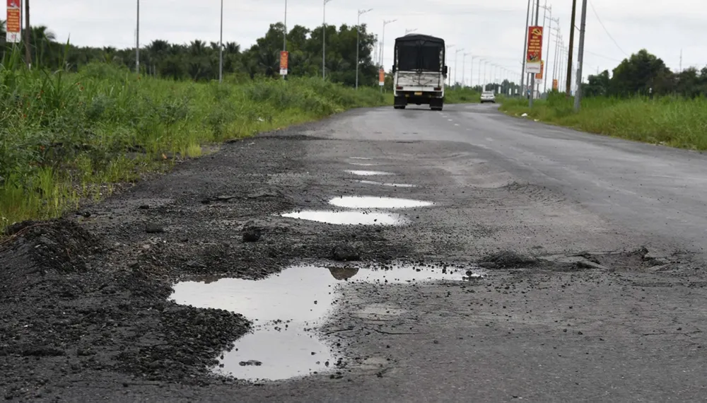 Một vị trí mặt đường Vành đai TP Tân An (Tây Ninh) bị hư hỏng %4c.jpg