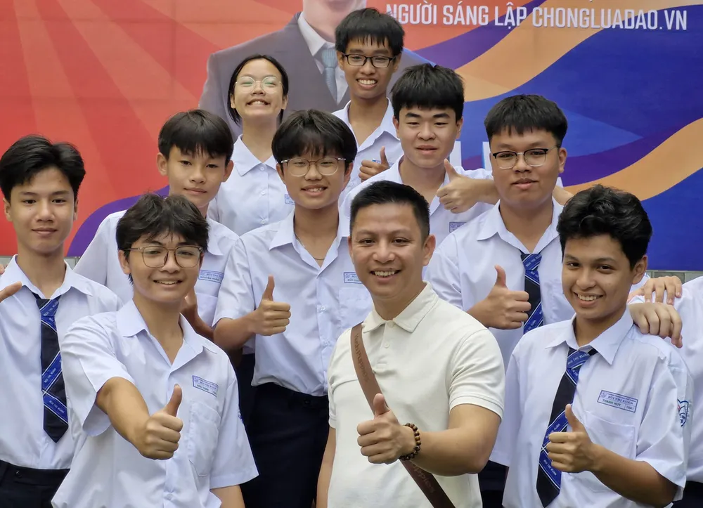 Học sinh Trường THPT Bùi Thị Xuân (phường Bến Thành, TPHCM) tham gia buổi nói chuyện chuyên đề “An toàn trên không gian mạng”. Ảnh: THU TÂM %4d.jpg