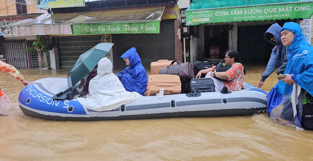 Du khách lưu trú ở khu vực ngập lụt được di chuyển lên đường Trần Phú, khu vực cao ráo nhất TP Huế để tránh lũ, chiều 28-10. Ảnh: VĂN THẮNG %7b.jpg
